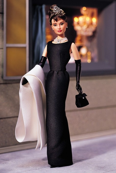 Barbies con los mejores vestidos del cine | Una vitrina llena de tesoros (Barbie